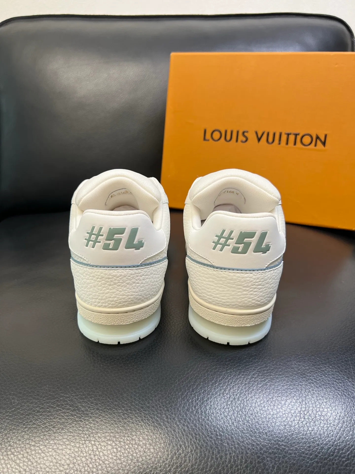 Men's shoes 💰900 Lv top purchasing agent Louis Vuitton, sports sneakers counter synchronization, uppers imported from Italy, high-quality splicing colorful complex crafts, imported mesh pads are soft and comfortable, soles: original soles specially provided by the original factory, T men's shoes 💰U exclusive movable molded soles super comfortable, original factory and single goods, high quality, welcome to compare, code number 39-44 (customized 38 45)